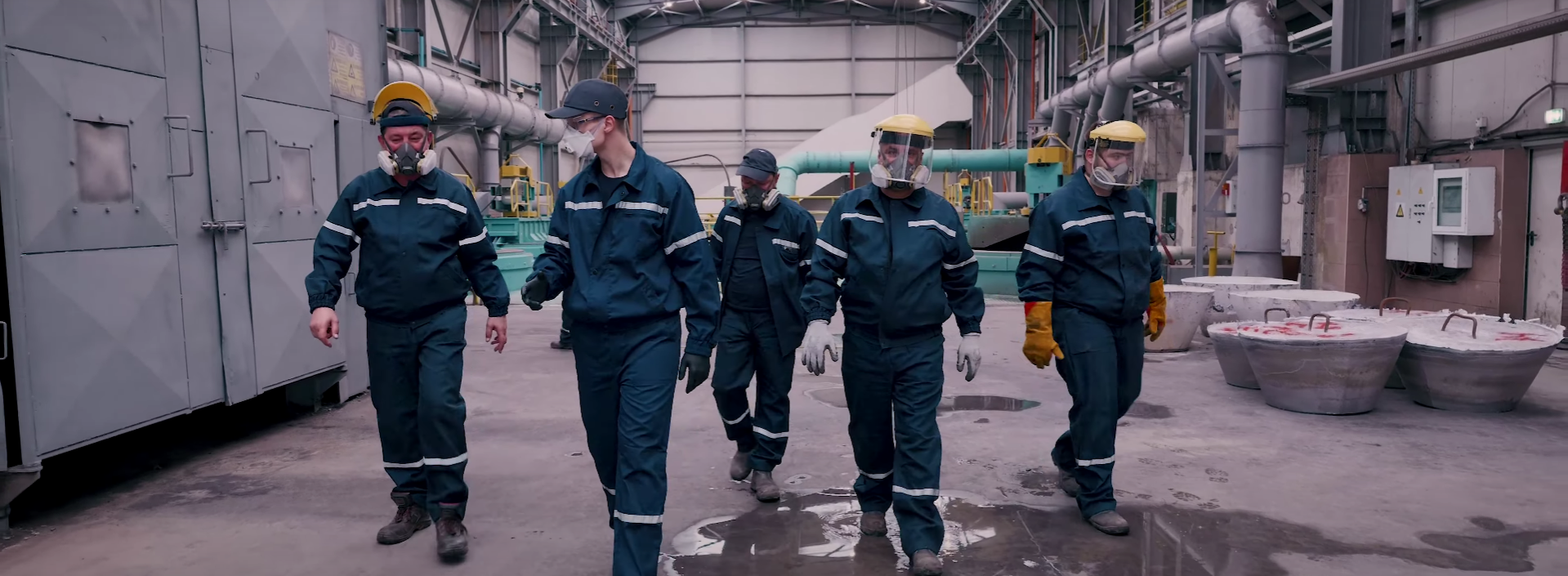 Battery recycling facility workers at EL BAT – advancing the circular economy in metallurgy